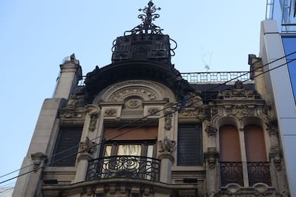 La gran cantidad de elementos decorativos de la fachada junto a la balconería en hierro negro la convierten en una auténtica obra de arte