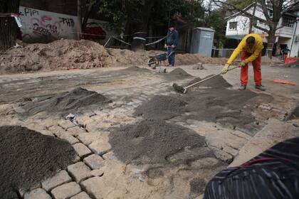 Para sectores de tránsito intenso se construye una base de hormigón sobre la cual se recolocan los adoquines