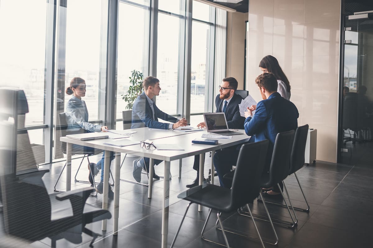 Para ser efectivas las reuniones deben tener un tiempo de duración fijado de antemano y lo ideal es que no se excedan los 25 minutos