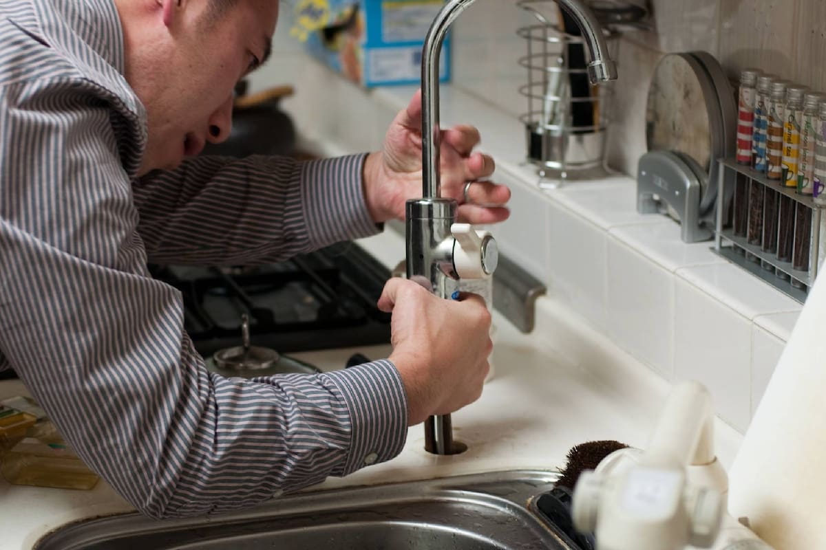 Para ser plomero en Texas, EE.UU., se deben cumplir con estos requisitos