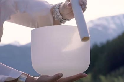 Para Sol Wais, una sesión de sound healing se parece a un relato: una sucesión de paisajes sonoros que conduce hacia la relajación