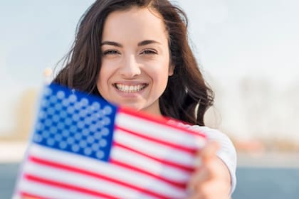 Para solicitar la libertad condicional en Estados Unidos, se debe presentar una explicación detallada junto con la documentación de respaldo que justifique las razones de la solicitud