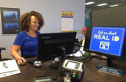 Para solicitar una licencia de conducir o identificación Real ID de Carolina del Norte, debe visitar una oficina de licencias de conducir de la DMV