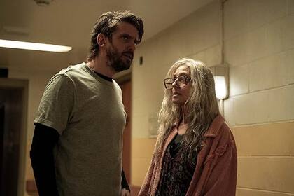 Para Stevens, la serie tiene "todos los elementos clásicos del género, porque hay un monstruo, hay un ‘¿cómo salimos de acá?’, existe este monstruo paralelo que es, en realidad, el sistema de salud mental y cómo institucionalizamos a las personas, en los Estados Unidos y en todo el mundo"