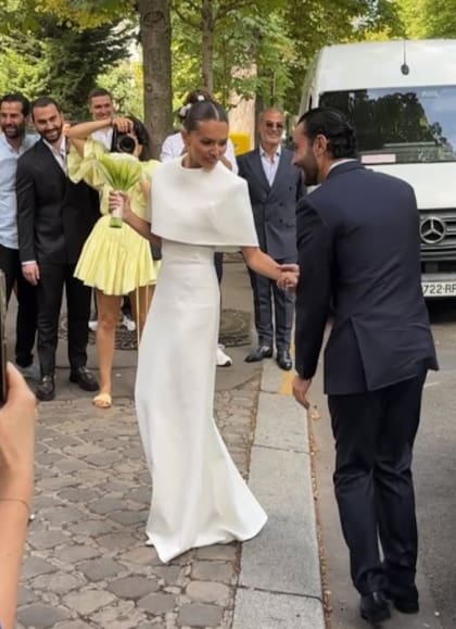 Para su boda, Blondeau eligió un vestido blanco de Eva Bouskila, de líneas simples y estilo romántico