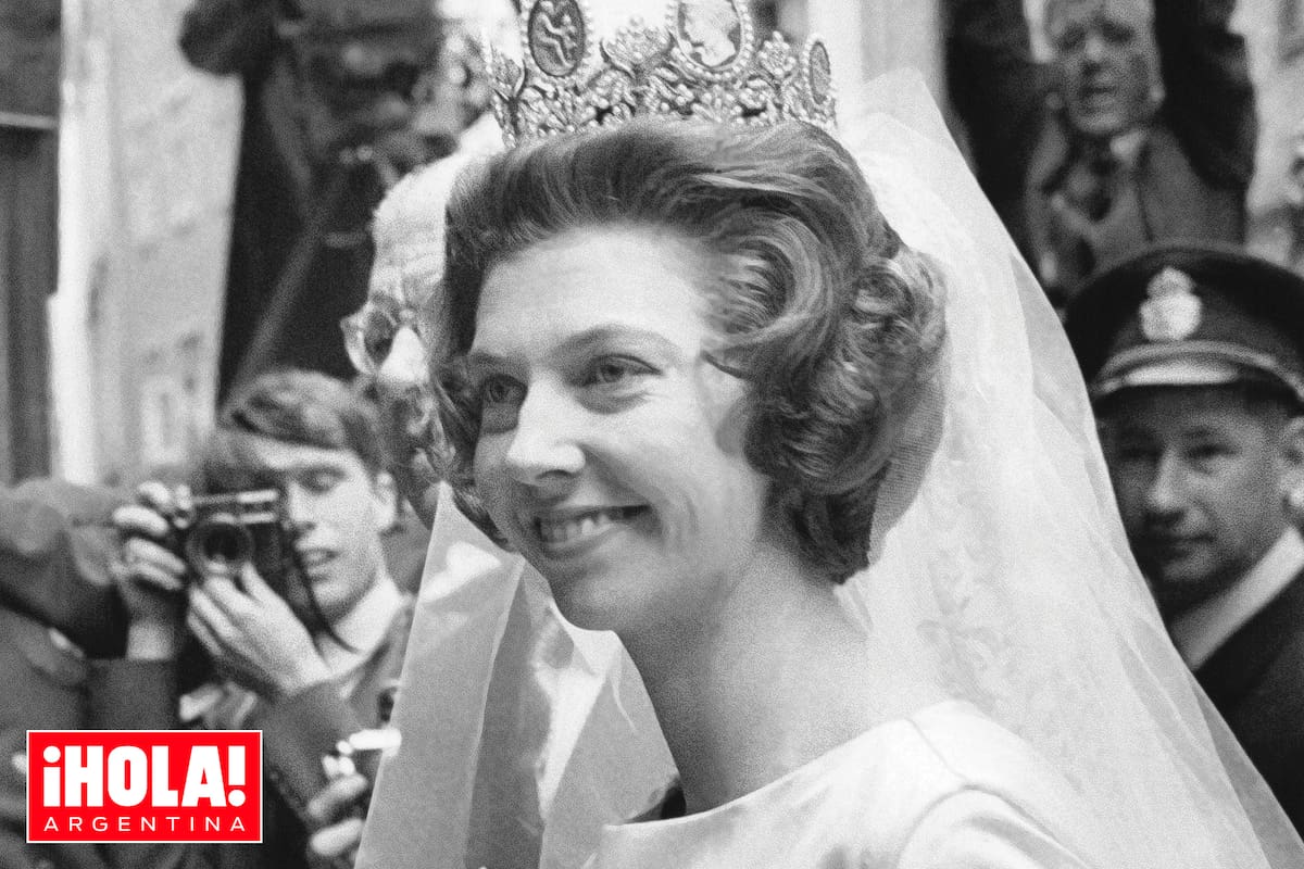 Para su boda, en 1964, en la catedral de Estocolmo, la princesa Désiree llevó a tiara de los Camafeos, una pieza fue un regalo que Napoleón Bonaparte le hizo a
su mujer, Josefina de Beauharnais