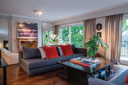 Para su casa, la diseñadora eligió colores neutros y su combinación preferida –al igual que para vestirse–, que es el negro y el dorado.