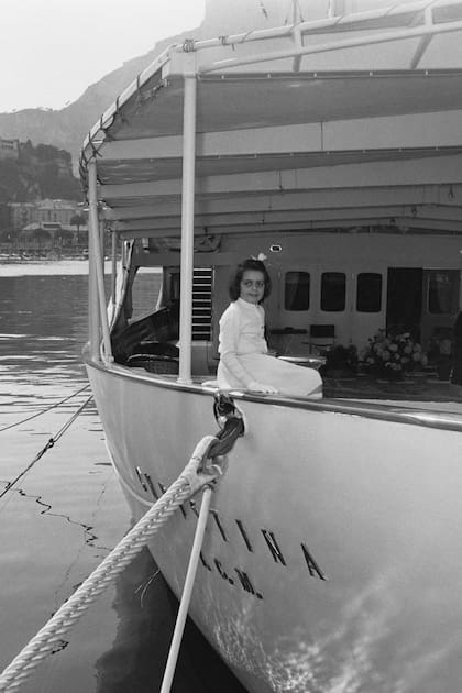 Para su cuarto cumpleaños, su padre le regaló el crucero Christina, un barco que ya es leyenda (alguna vez lo abordaron Grace Kelly y Raniero, Liz Taylor y Richard Burton, Frank Sinatra, John Wayne, Marilyn Monroe, Nelson Rockefeller y Greta Garbo, entre otras figuras) y que sigue surcando los mares: se puede alquilar a 650 mil euros por semana, con todo incluido.