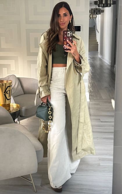 Para su día de tenis Anto llevó uno de sus looks casuales
favoritos: top corto,
jeans holgados,
gabardina y minibag,
de Loewe en este
caso.