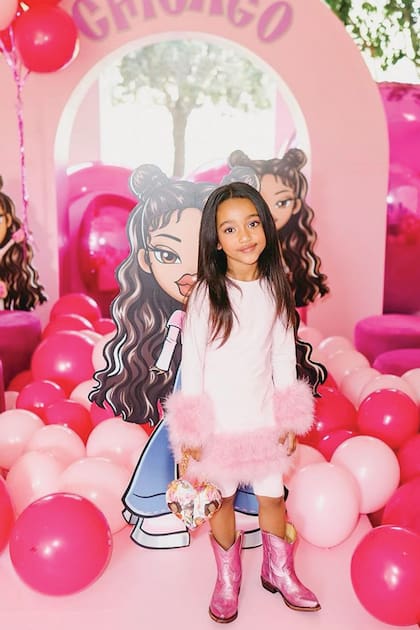 Para su día especial la cumpleañera lució un vestido con mangas largas y plumas en lo puños, botas metalizadas y cartera en forma de corazón con estampa de su muñeca favorita.