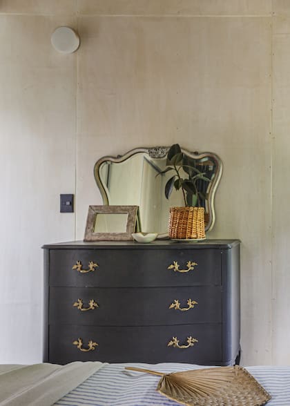 Para su dormitorio, Eugenia restauró muebles heredados que aportan memorias y un toque vintage.
