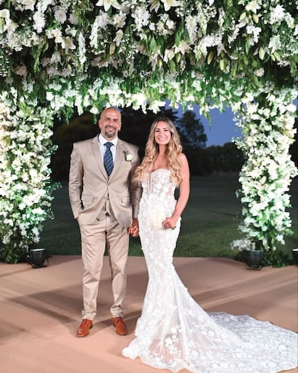Para su gran día, Juan Sebastián llevó un traje color arena que combinó con zapatos color suela y corbata azul. Valentina, en tanto, lució un diseño de la firma Berta que compró en su último viaje a Miami: un vestido strapless de corte sirena con cola, en guipure con flores bordadas a mano.