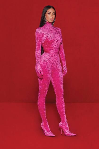 Para su monólogo de apertura en el popular programa Saturday Night Live, lució un diseño de terciopelo de Balenciaga nunca antes visto de la
colección verano 2022.