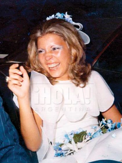 Para su primera boda, Lilita diseñó su vestido, confeccionado en organza suiza, con flores cosidas a mano.