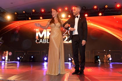 Para su tercer y último cambio, la conductora eligió un vestido de María Gorof, que acompañó con un par de aros de oro amarillo con brillantes pulsera tenis de oro amarillo y esclava de oro rosa, y mix de anillos de oro amarillo by Flo Boskis Stad