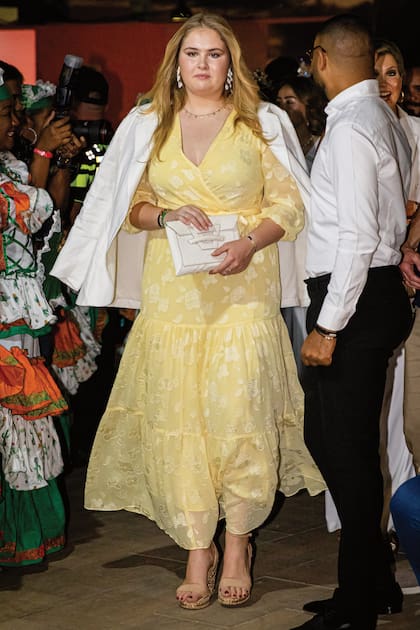 Para su última noche en Bonaire, la princesa eligió un vestido de Ralph Lauren, que combinó con blazer blanco sobre los hombros, clutch de Sofía de Habsburgo y sandalias Asos. Un detalle: usó su collar favorito, una cadenita bañada en oro con dijes de estrellas, una luna, corazones y amuletos engastados con cristales blancos y azules diseñada por Marianna Lemos, la joyera que es miembro de una de las grandes sagas de armadores griegos.