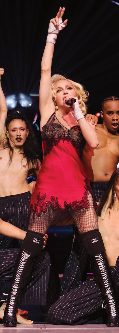 Para su versión de “Like A Prayer”, la artista llevó un vestido lencero rojo con detalles de encaje negro, de la marca In-House, que completó con unas botas over the knee con trenzas de Miu Miu.