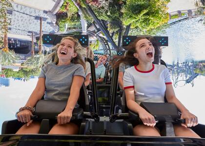 Para subir a las montaña rusa, especialmente las de Universal Orlando, es necesario dejar las mochilas en lockers