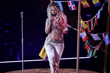Para subirse al escenario a cantar "Si Antes Te Hubiera Conocido", Karol G optó por dejar al descubierto su cintura con un pantalón plateado y un top a tono