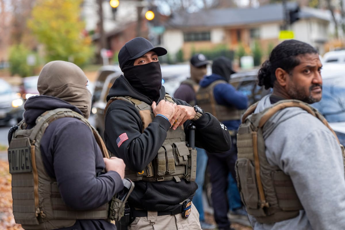 Para sus operativos, los agentes federales cuentan con variedad de uniformes para identificarse