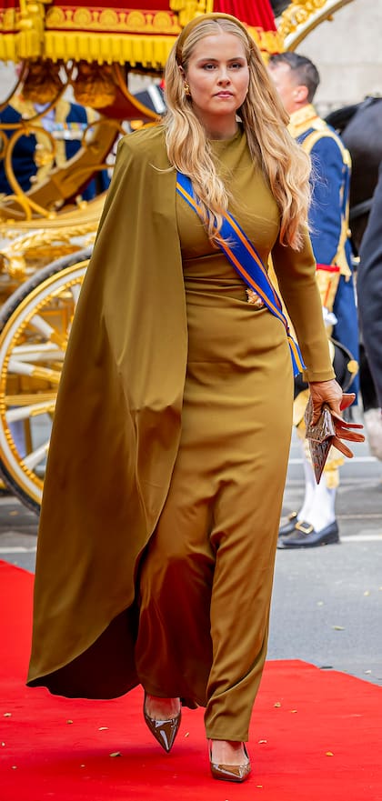 Para tan importante ocasión, la princesa Amalia eligió un vestido de Rachel Gilbert, recto y ajustado a su figura, con capa asimétrica. Lo complementó con sobre y zapatos Saint Laurent en marrón y una diadema confeccionada en el mismo género del vestido