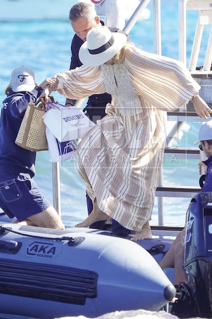 Para un domingo de relax en Saint-Tropez, Máxima usó un vestido de lino a rayas con peto de crochet, de Tory Burch (una diseñadora norteamericana de estilo romántico y bohemio que la Reina suele elegir) con altísimos espadrilles de taco chino, que se quitó para subirse al bote semirrígido.