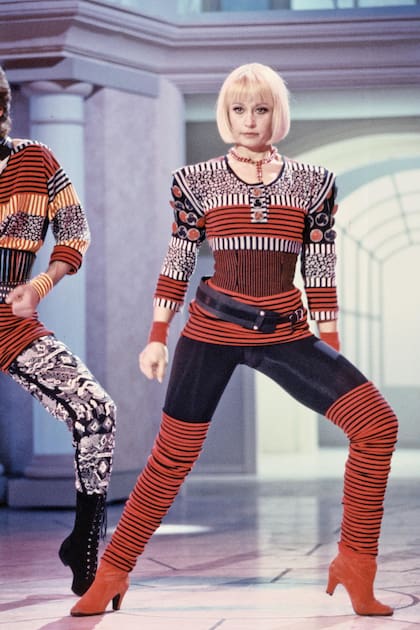 Para un musical en la televisión italiana en 1989 usó hombreras, pantalón ajustadísimo y accesorios, tres de sus claves fashion.
