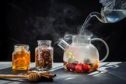 Para un sabor más intenso las pasas se pueden rehidratar con té.