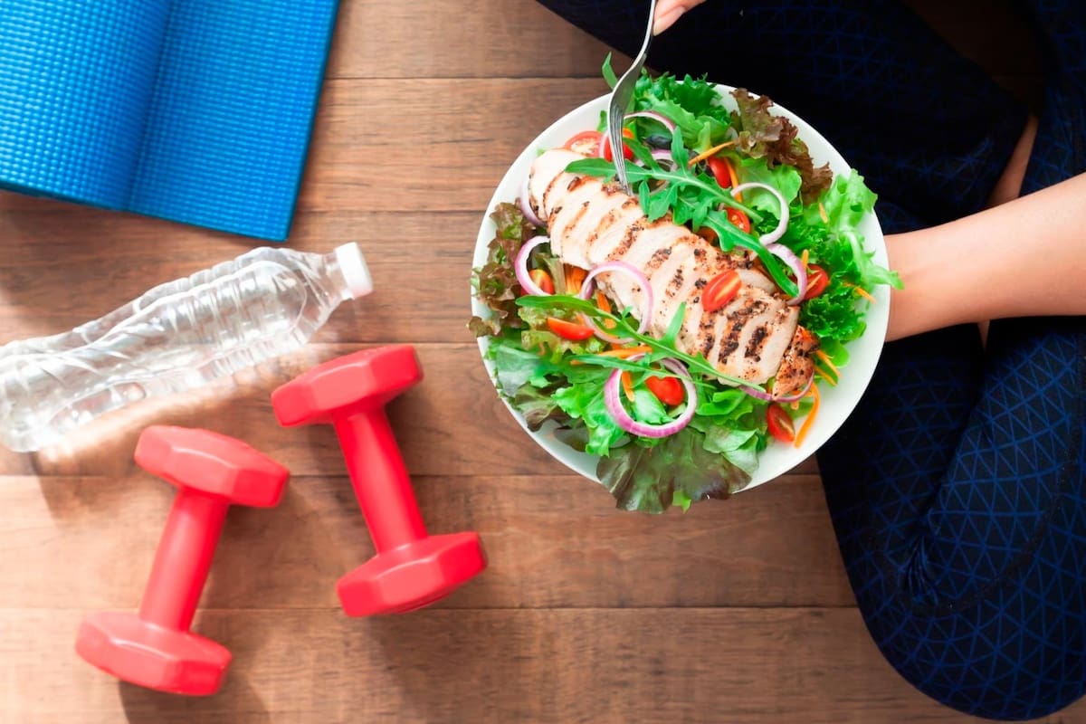 Para una alimentación saludable, es necesario hacer ejercicio y tomar mucha agua