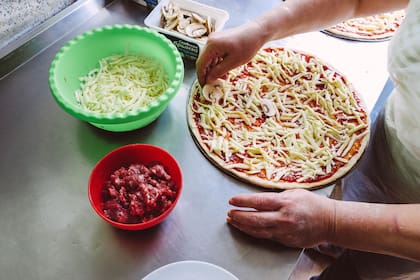 Para una pizza a la piedra perfecta se recomienda buscar una muzzarella sin exceso de agua