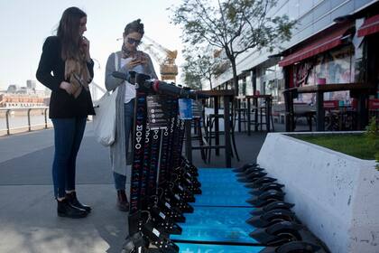 Para usar los monopatines es necesario bajar una aplicación y registrarse con un usuario