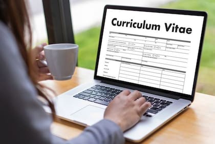 Para utilizar las palabras clave, el primer paso es comparar tu currículum con la descripción de la oferta laboral.