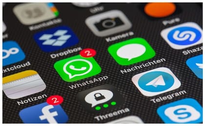 Para verificar qué aplicaciones tienen permiso para tomar fotos, grabar video o audio, selecciona la opción de micrófono o cámara