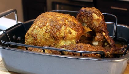 Para verificar que el pavo esté listo, se recomienda utilizar un termómetro y controlar la temperatura interna del platillo