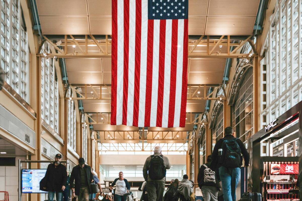 Para viajar sin visa bajo el VWP, el extranjero debe contar con una autorización válida del Sistema Electrónico de Autorización de Viaje (ESTA)