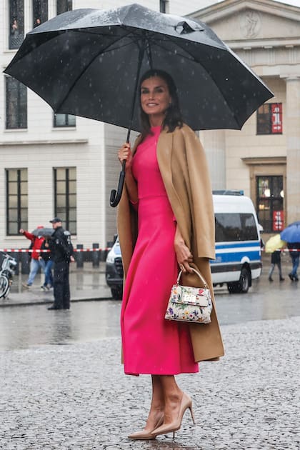 Para visitar la exposición de Helga de Alvear en Berlín optó por un vestido fucsia de Moisés Nieto –uno de sus favoritos del último año– que complementó con un abrigo de Carolina Herrera, stilettos Prada, cartera con estampado floral de Furla y pendientes de diamantes y esmeraldas de Gold & Roses joyas.