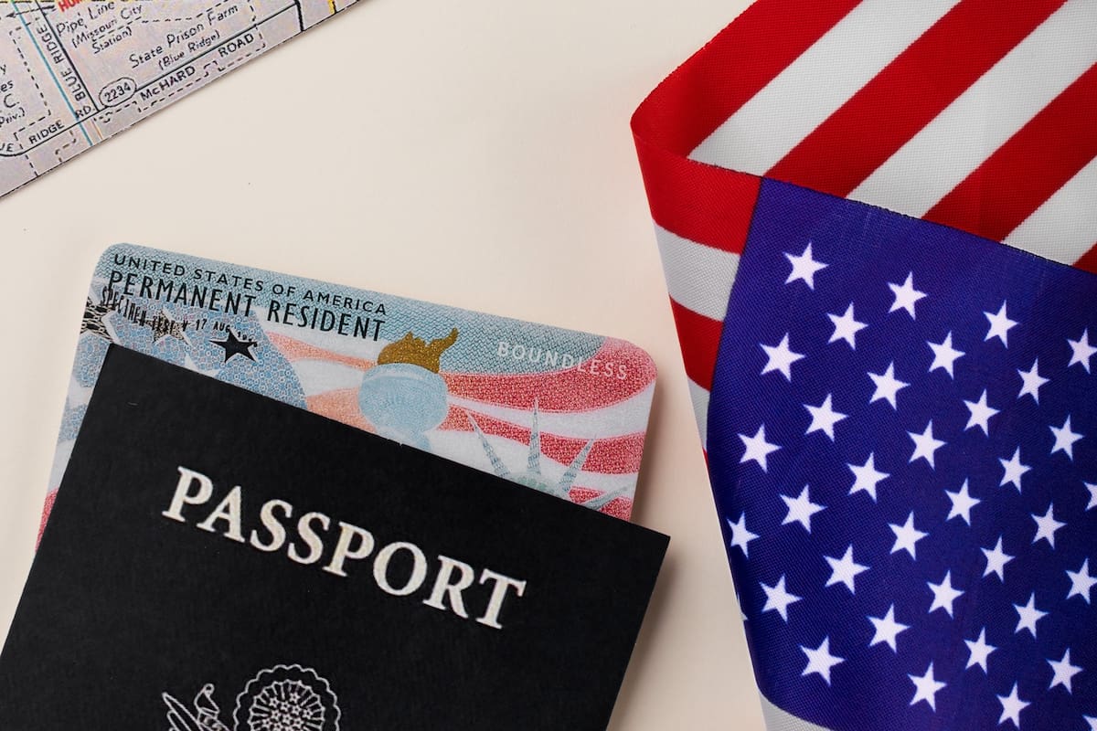 Para vivir y trabajar en EE.UU. de forma permanente y legal se necesita una tarjeta que es conocida como green card