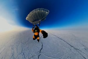 Paracaidistas rusos saltan desde la estratósfera al Polo Norte