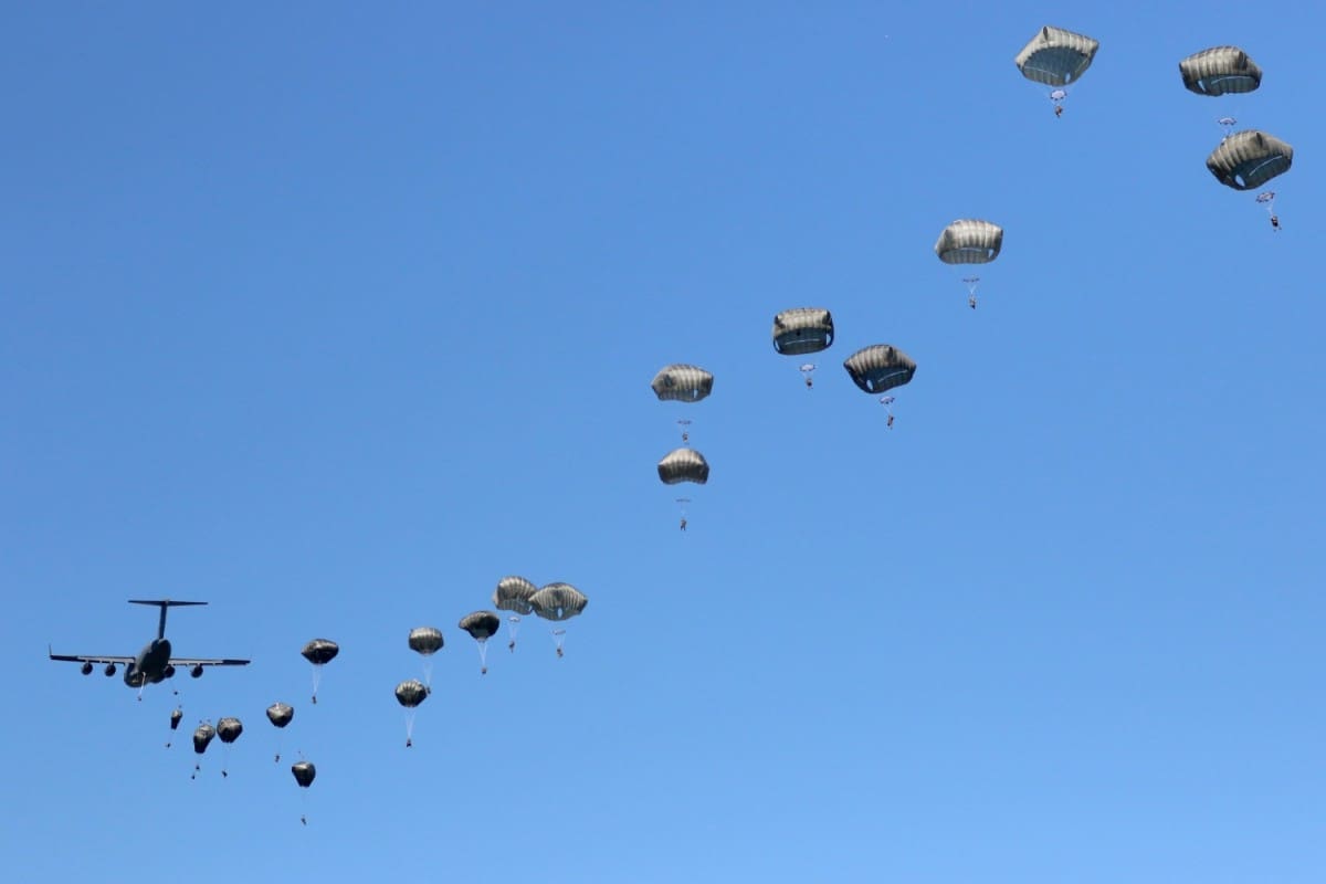 Paracaidistas de la 82.ª División Aerotransportada durante ejercicios de salto