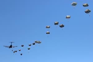Paracaidistas de la 82.ª División Aerotransportada durante ejercicios de salto
