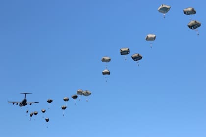 Paracaidistas de la 82.ª División Aerotransportada durante ejercicios de salto