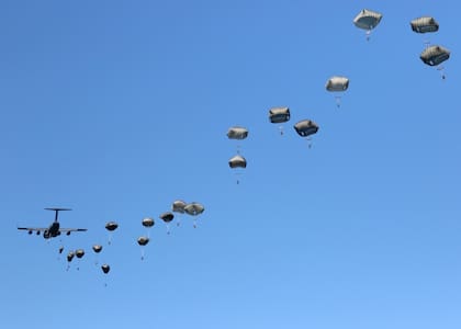 Paracaidistas de la 82.ª División Aerotransportada durante ejercicios de salto