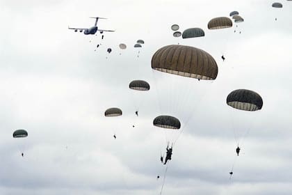 Paracaidistas norteamericanos participan de un ejercicio de la OTAN en el este de Ucrania