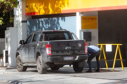 Parada técnica. En el camino, debieron ponerles aire a los neumáticos de la camioneta.
