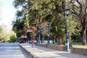 Paradas de bondis vacías sobre Avenida Independencia