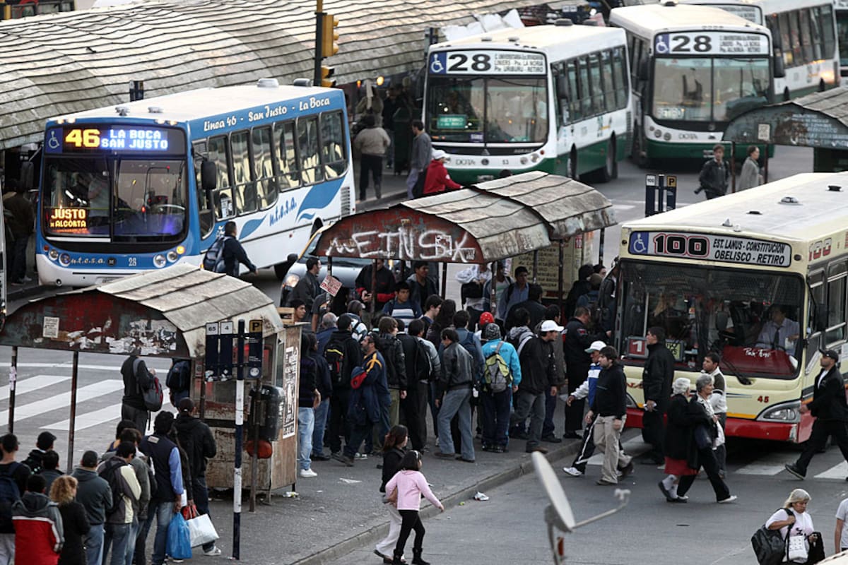 Paradas de colectivos y estaciones de trenes, colapsadas por el paro de subtes