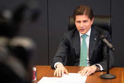 Paradójicamente, uno de lo lugares que menos frecuenta es su oficina. Pasa mucho tiempo afuera, sea en reuniones, viajes de negocios, entrevistas o conferencias de prensa.