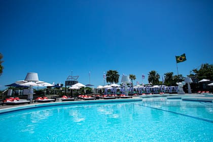 Parador 12 es uno de los beach clubs más exclusivos de Brasil y se encuentra en Jureré Internacional, Florianópolis