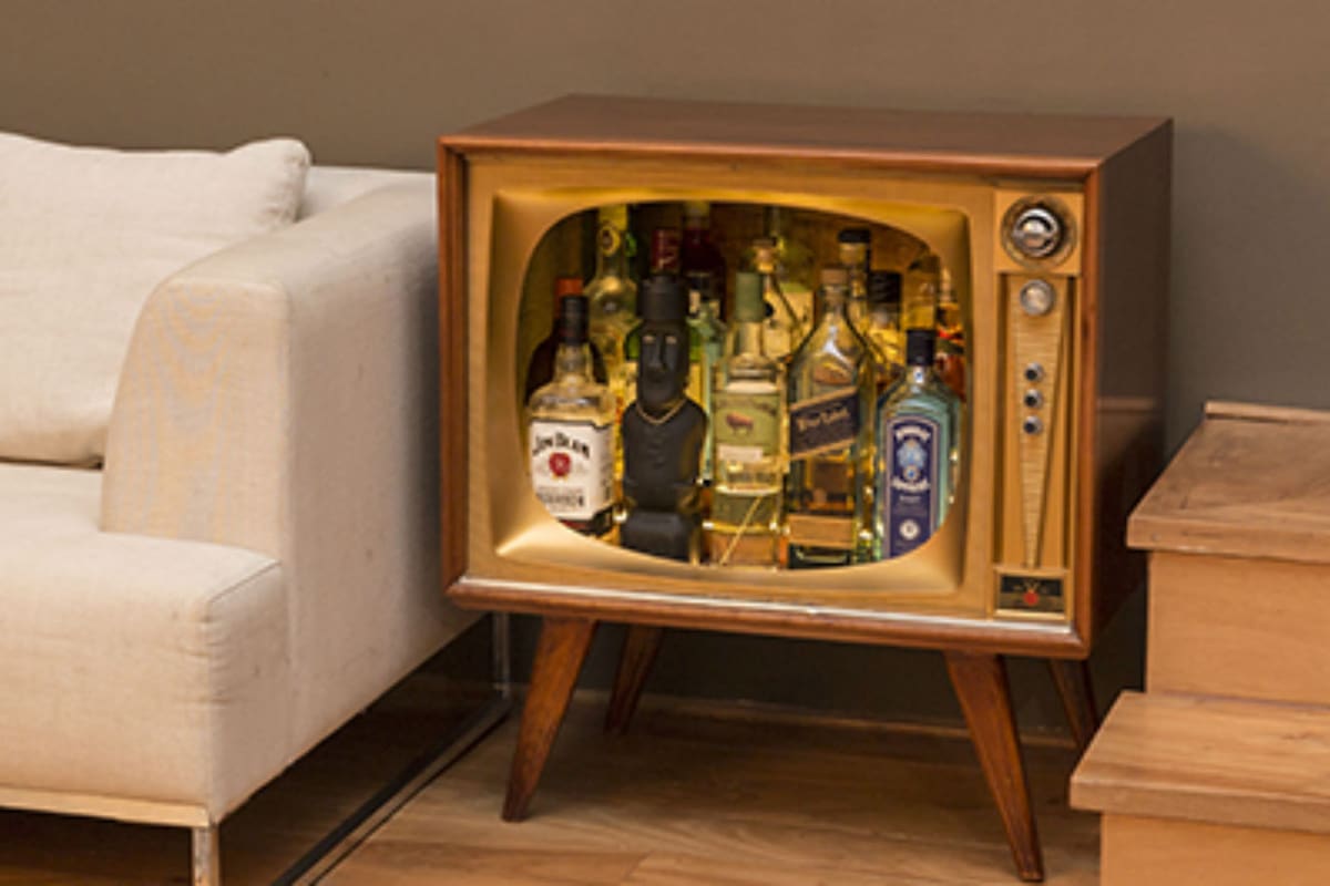 Parafernalia es un emprendimiento que restaura televisores viejos y los convierte en pequeños expositores de botellas