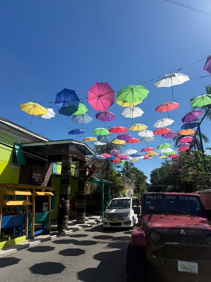 Paraguas coloridos en las calles tropicales de Nassau, Bahamas